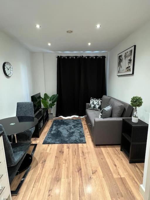 Cosy And Prime Location *